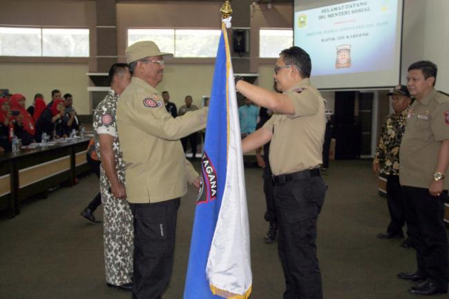 39penyerahan bendera tagana dari dirjen kepada bupati solok.JPG